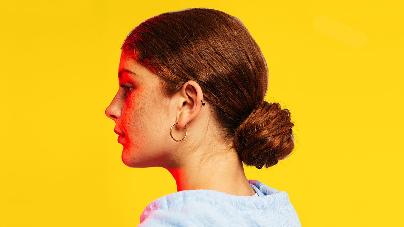 woman getting red light therapy