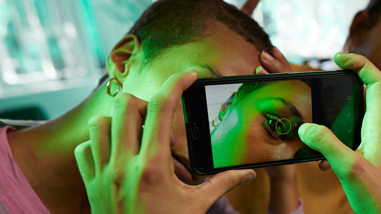 women experiences eye strain from cellphone 