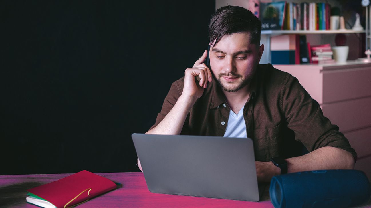 man organizes therapy on laptop and phone header