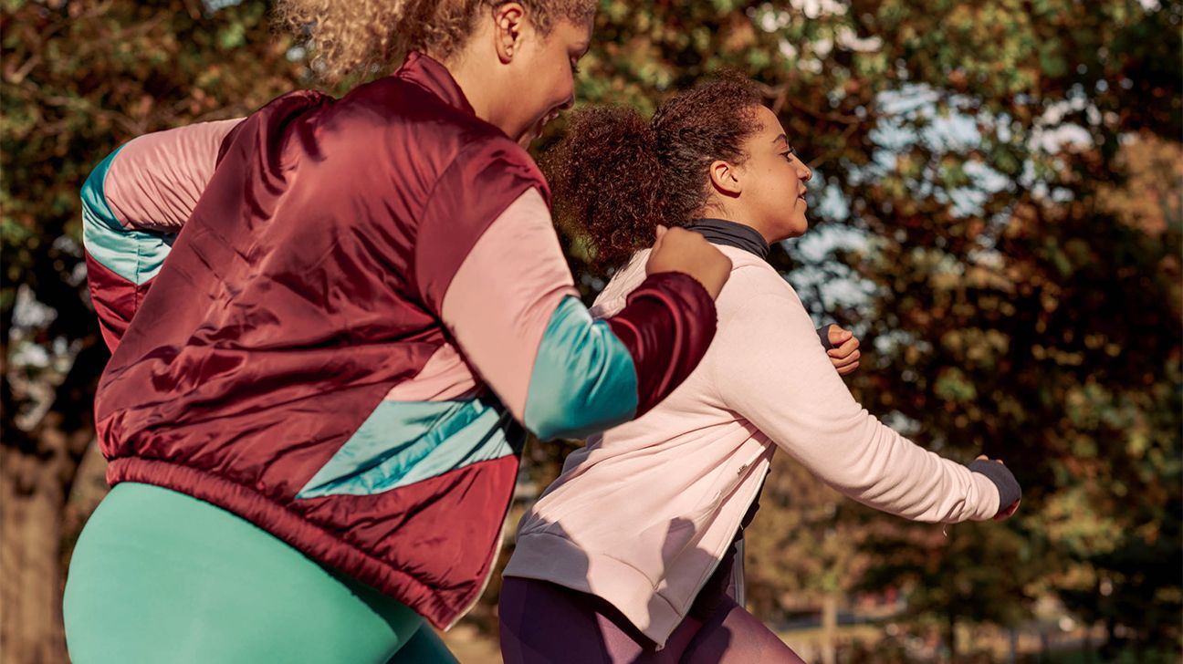 two females on a sightrunning tour