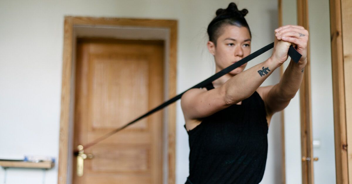 Wood Chop Exercise Form Tips, Safety, and Variations