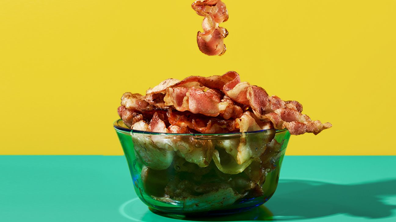 bowl of cooked bacon