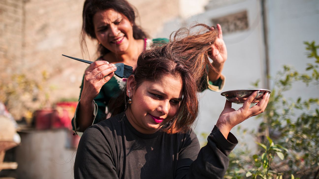 3 reasons why henna for grey hair may be better than chemical hair dye! |  HealthShots