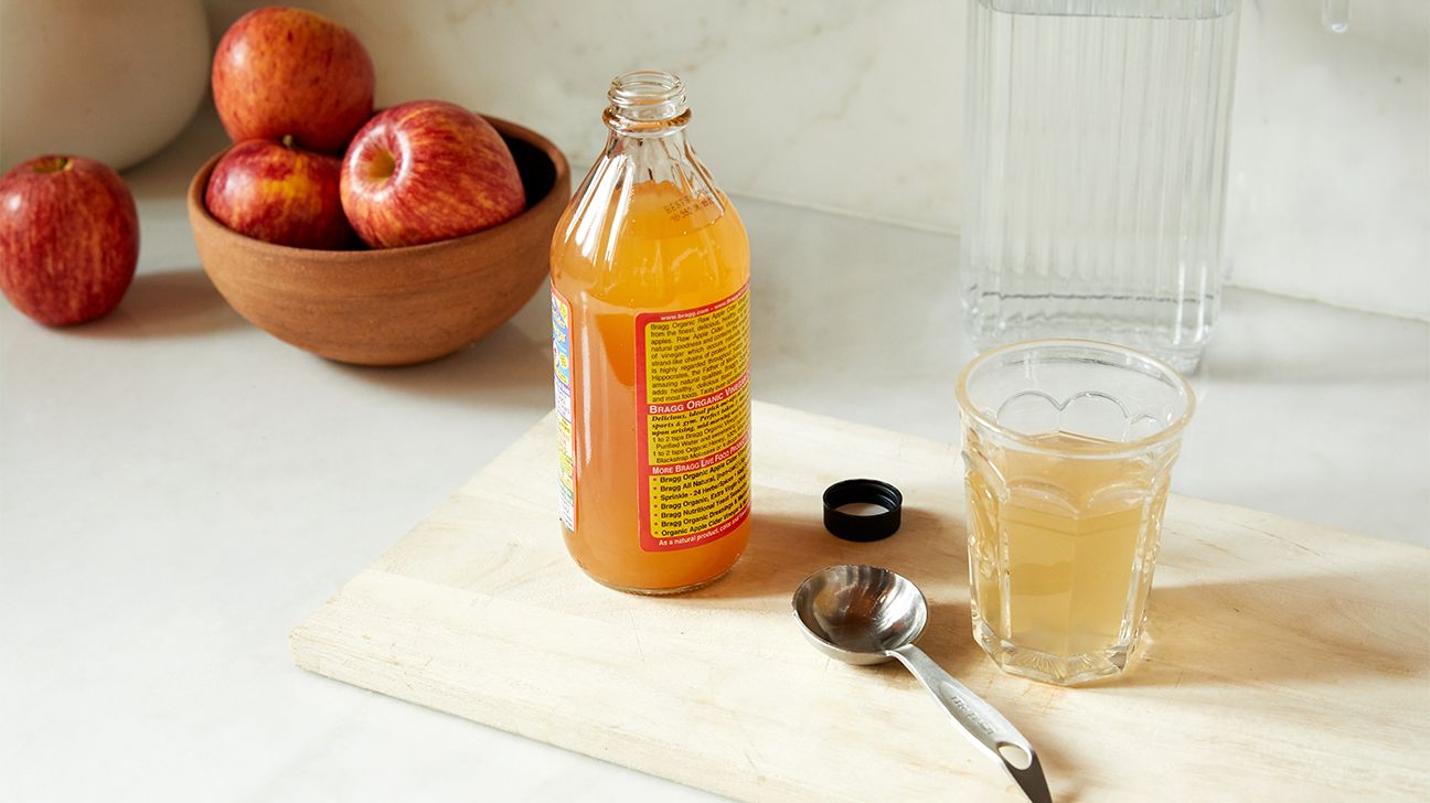 bowl of apples and bottle of apple cider vinegar