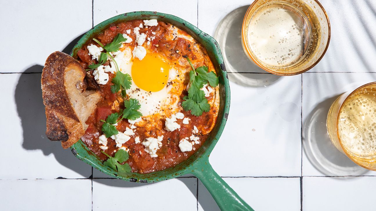 Shakshuka in green pan