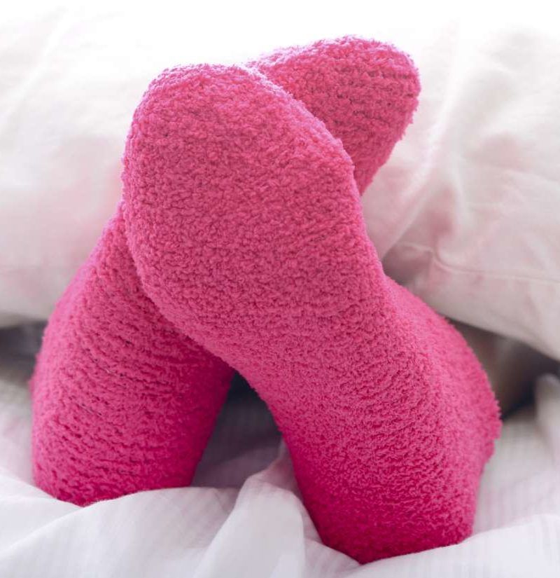 Sleeping with socks on: Benefits and risks