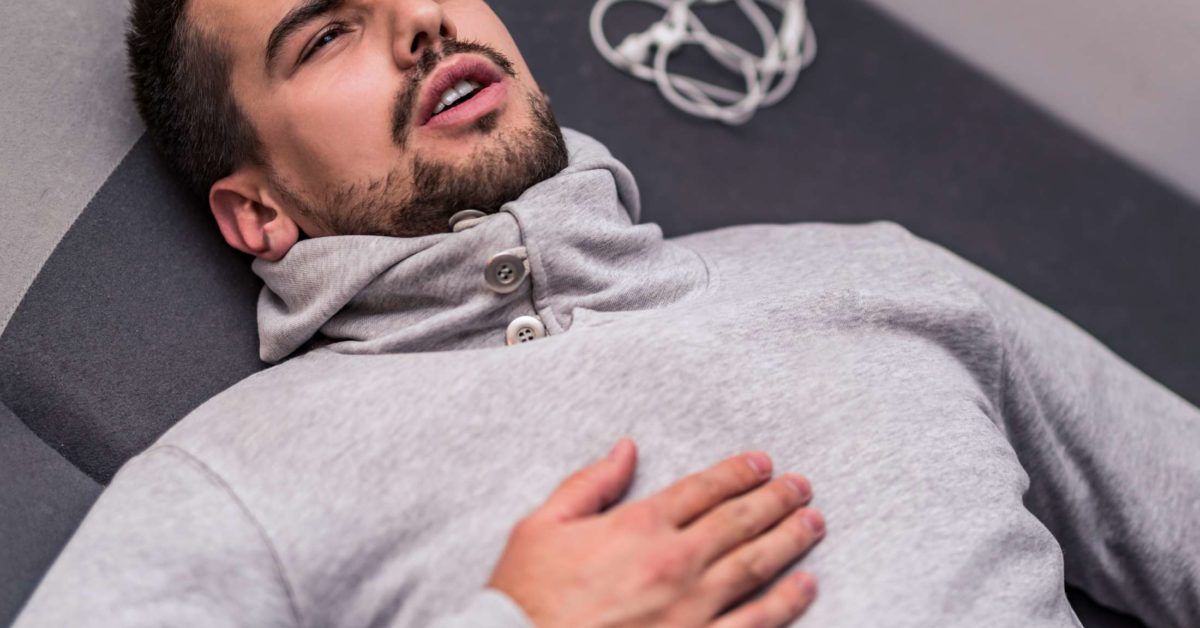 Pain under the right breast Causes, symptoms, and treatments