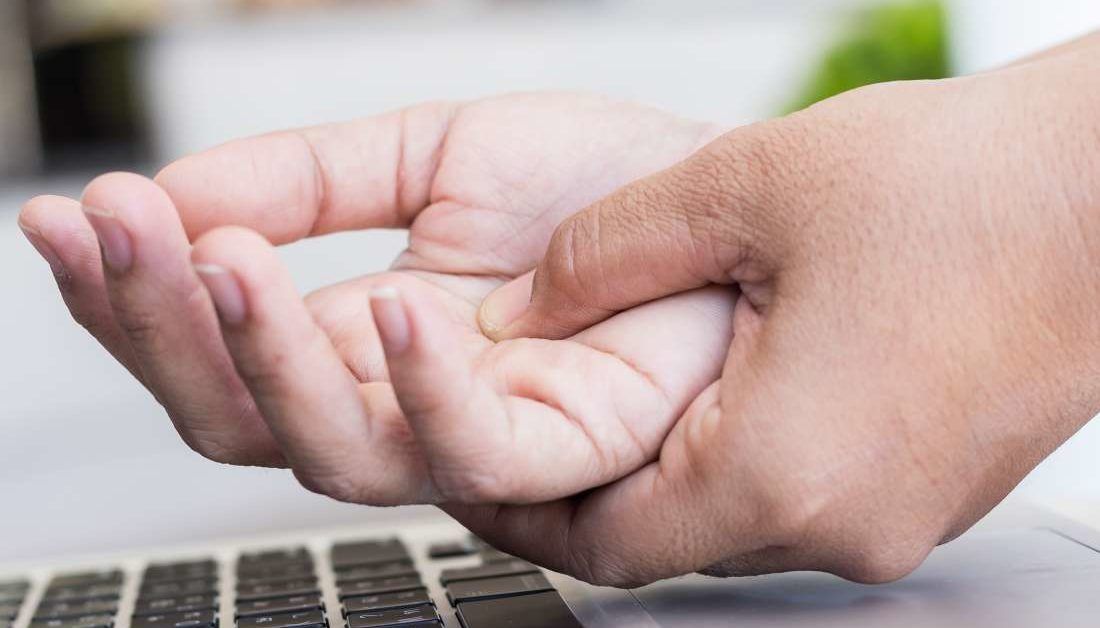 pain-in-the-palm-of-the-hand-causes-treatment-and-seeing-a-doctor