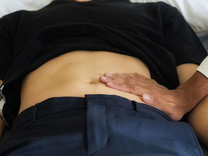 Lower abdominal pain and bloating: Causes and treatment