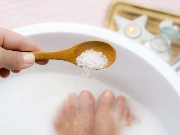 How to make a vinegar foot soak: Tips, benefits, and risks