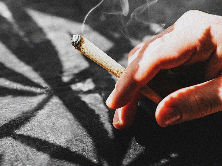 How to Smoke Weed Properly: 4 Different Methods