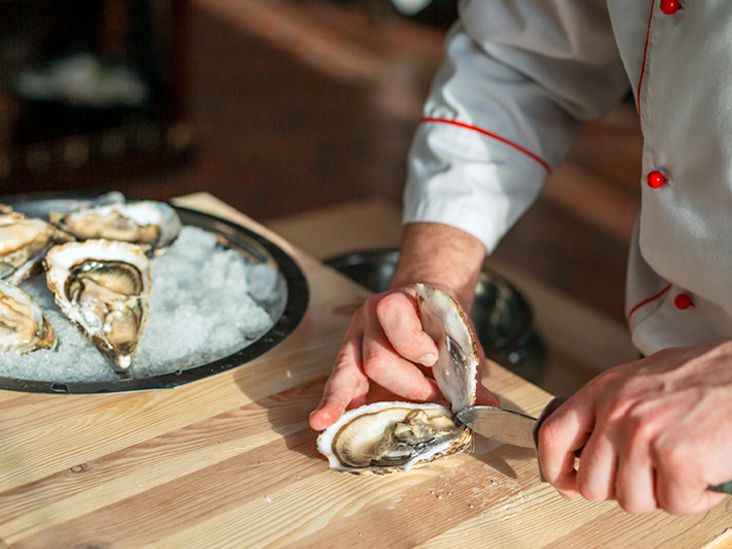 Oysters Nutrition, benefits, and risks