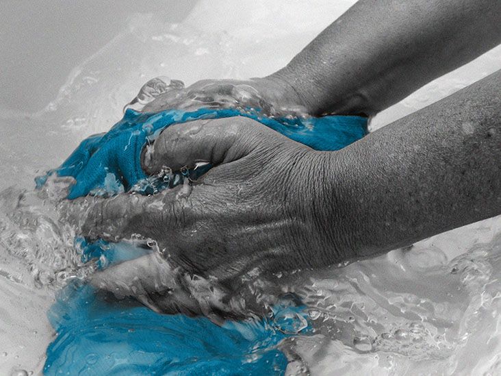 What is aluminum acetate, and can it help treat shingles?