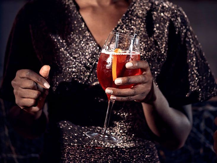 Can drinking alcohol cause chest pain?