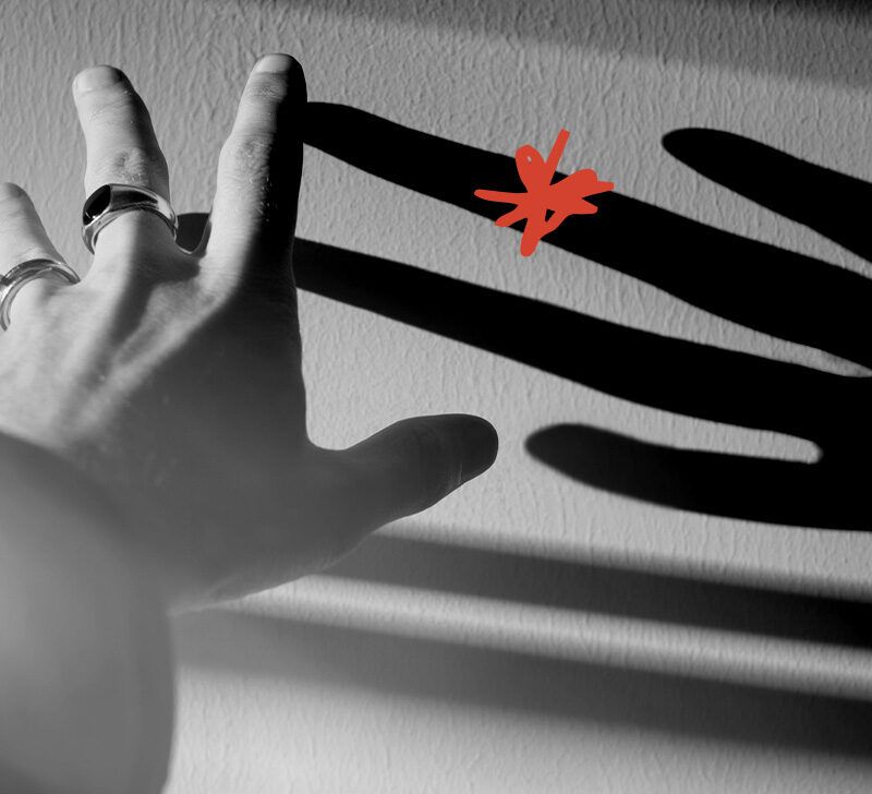 What causes arthritis in fingers and who is the most at risk?