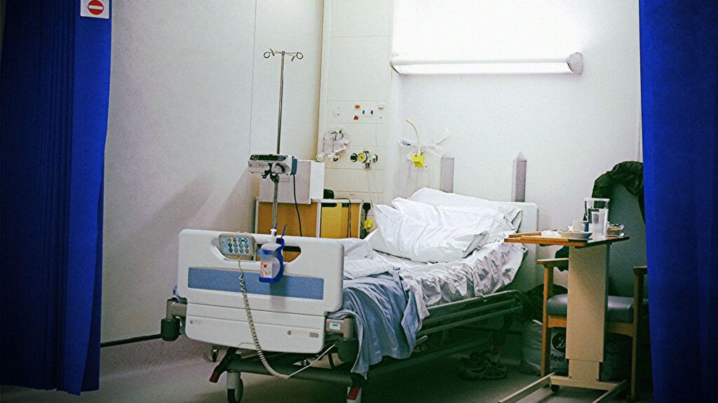 foto del letto d'ospedale vuoto