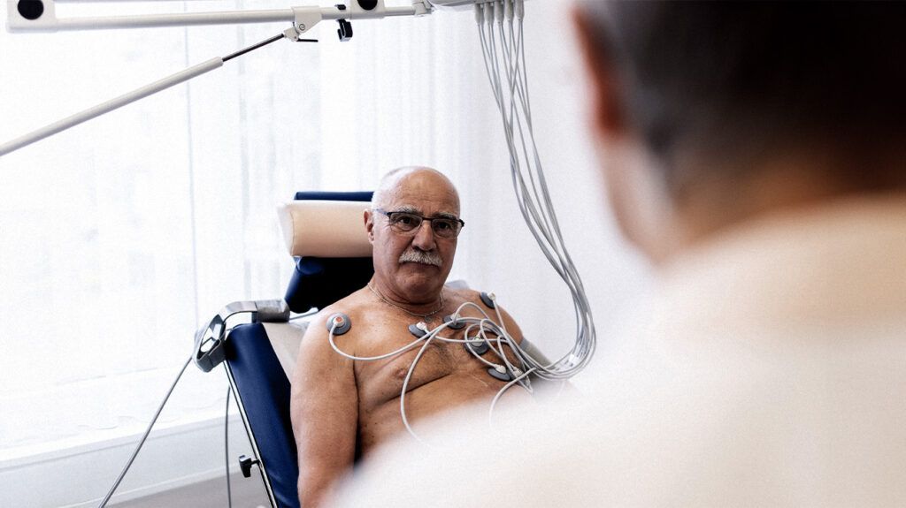 Un uomo anziano riceve un elettrocardiogramma nello studio di un medico
