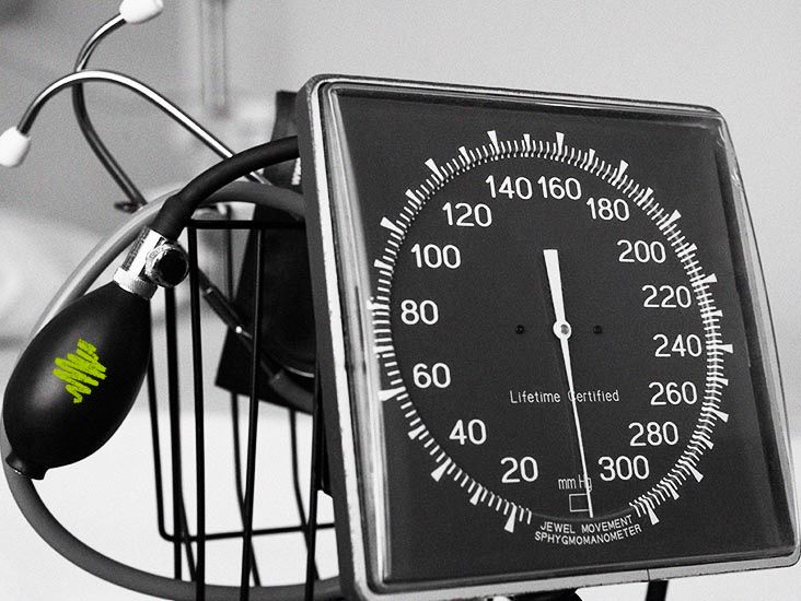 Principle of tissue-informative blood-pressure measurement. (a)