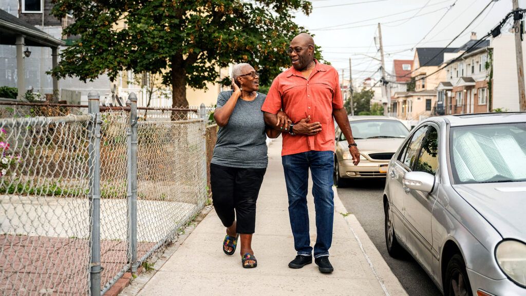 An older couple with preclinical Alzheimer's walking. -1