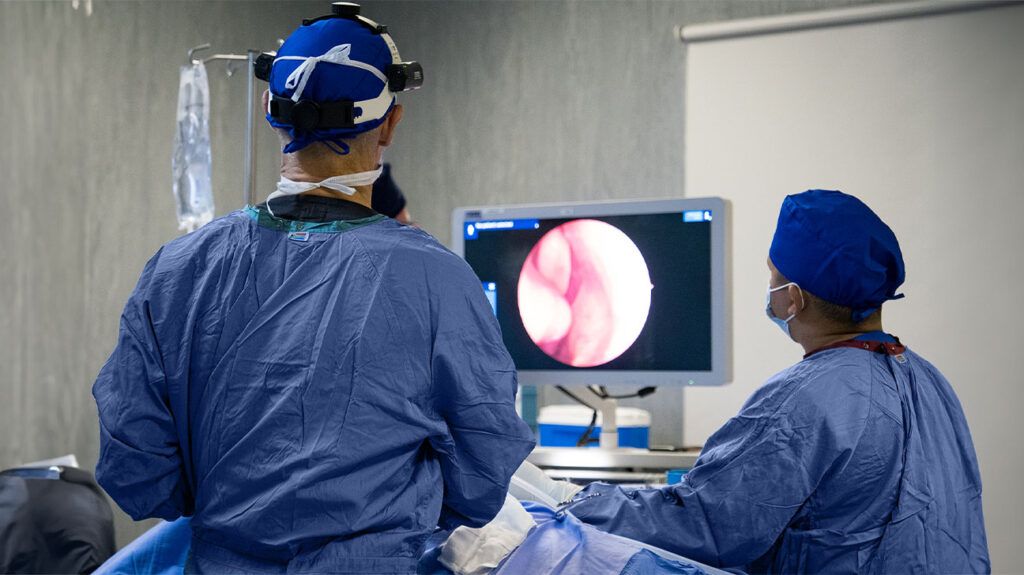 Surgeons are looking at a screen.
