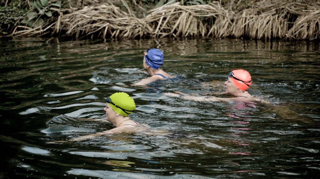 Il nuoto in acqua fredda può aiutare a ridurre i sintomi della menopausa