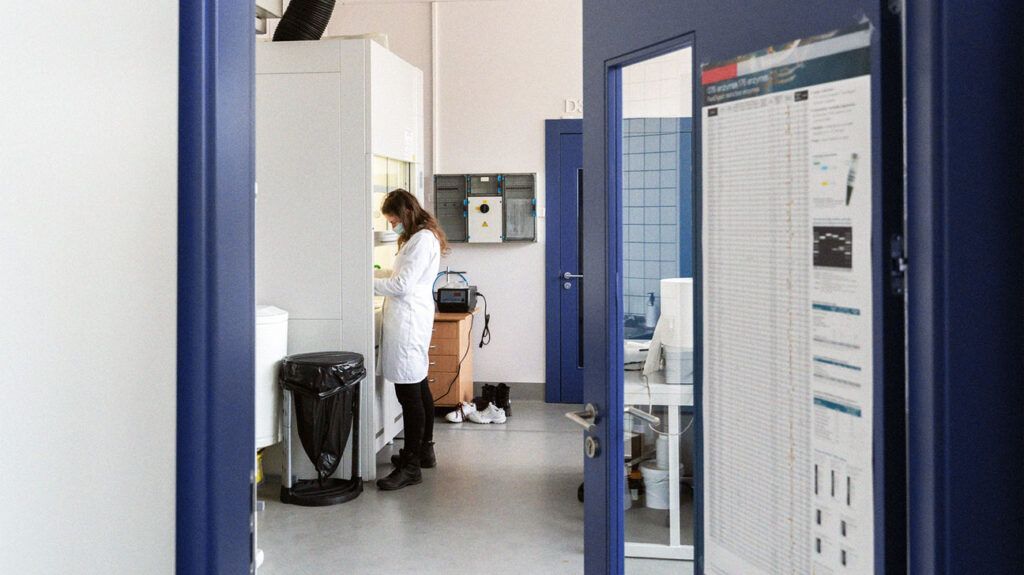 Une technicienne de laboratoire féminine dans un laboratoire