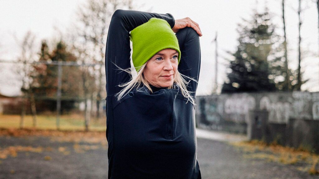 A jogger wearing a green hat to relieve muscle pain -2.