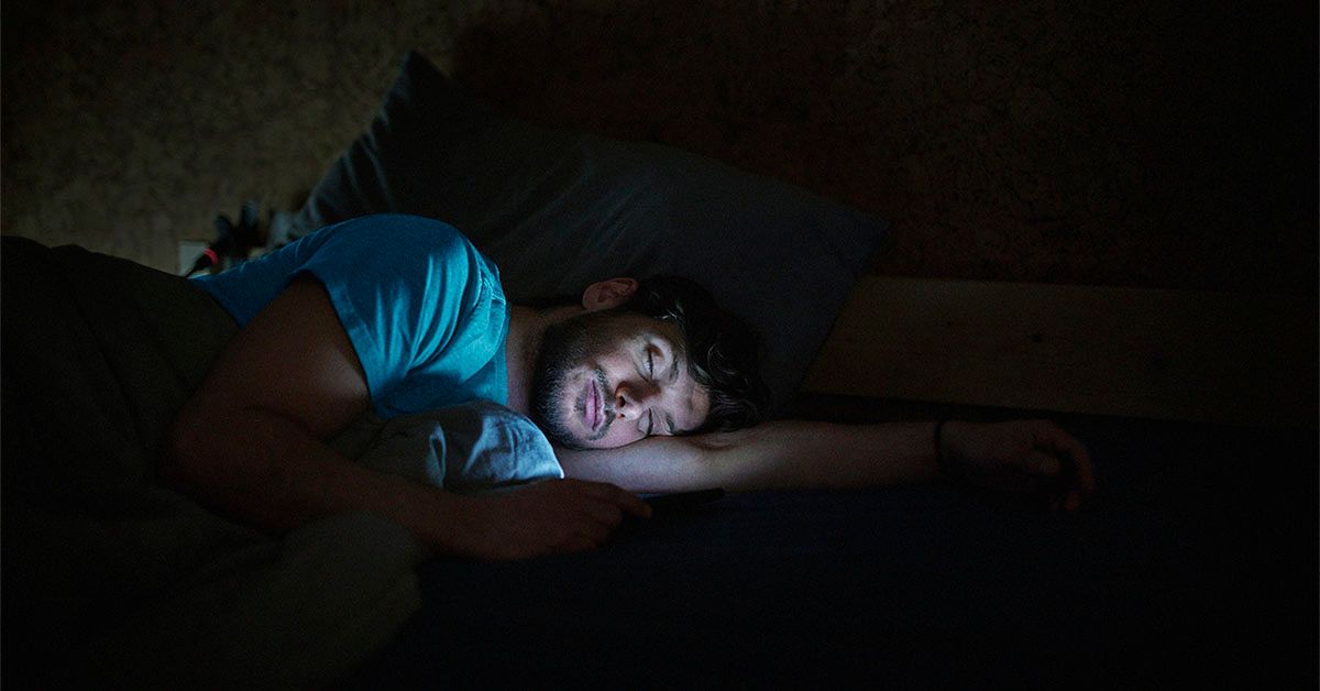 Why does tinnitus get worse when a person lies down?