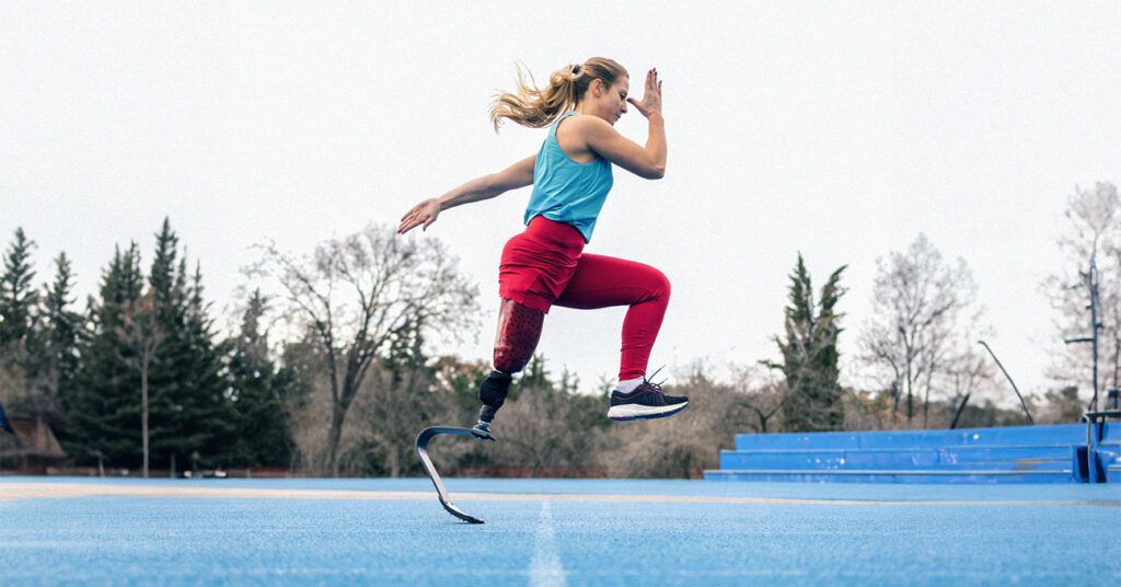 une femme avec une jambe prothétique faisant de la musculation en plein air