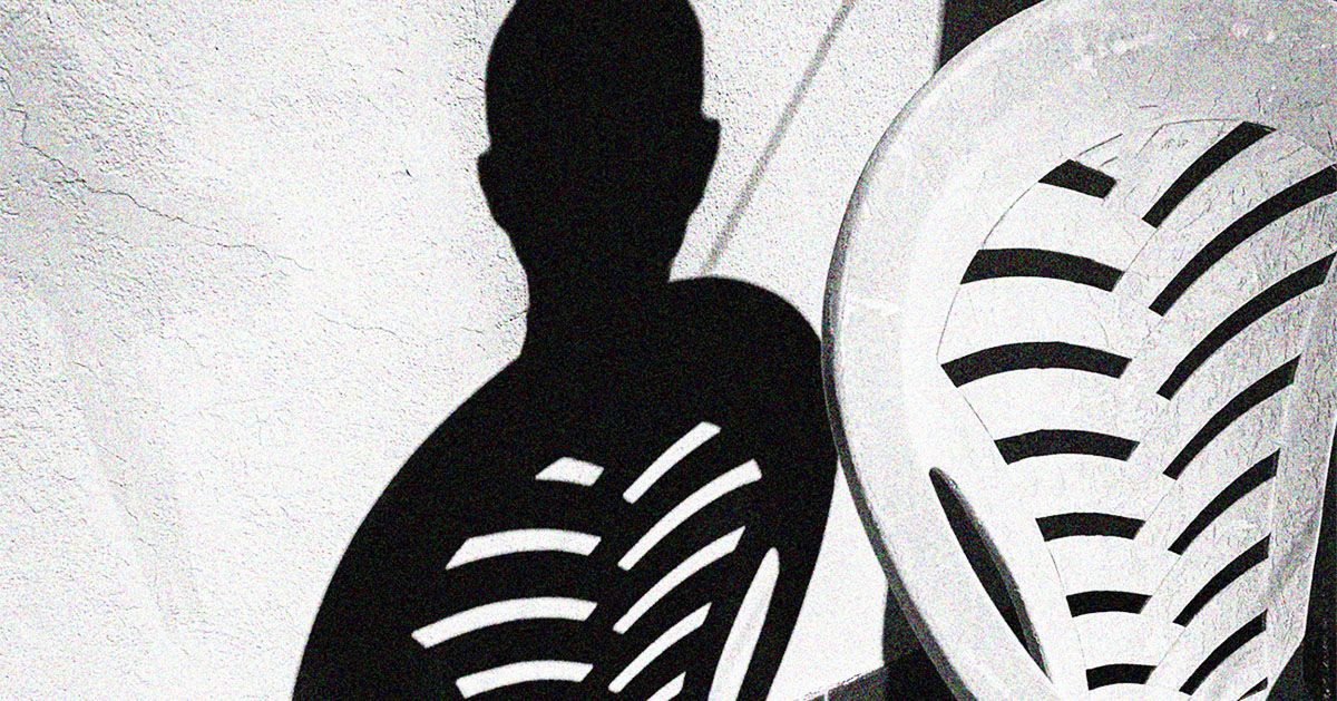 Can ulcerative colitis cause pain under the ribs?