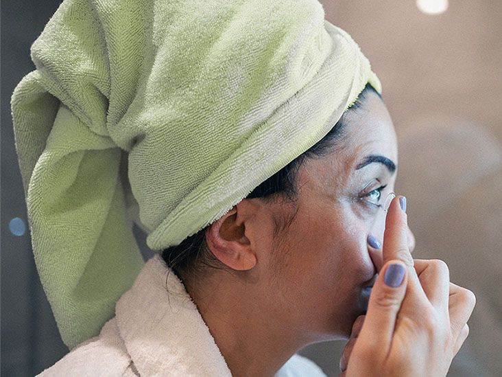 Can someone with wear contact lenses?