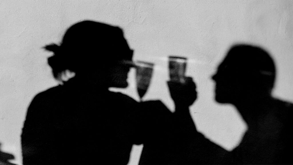 A silhouette of a cheerful couple drinking alcohol, which may affect the kidneys in large amounts. -3