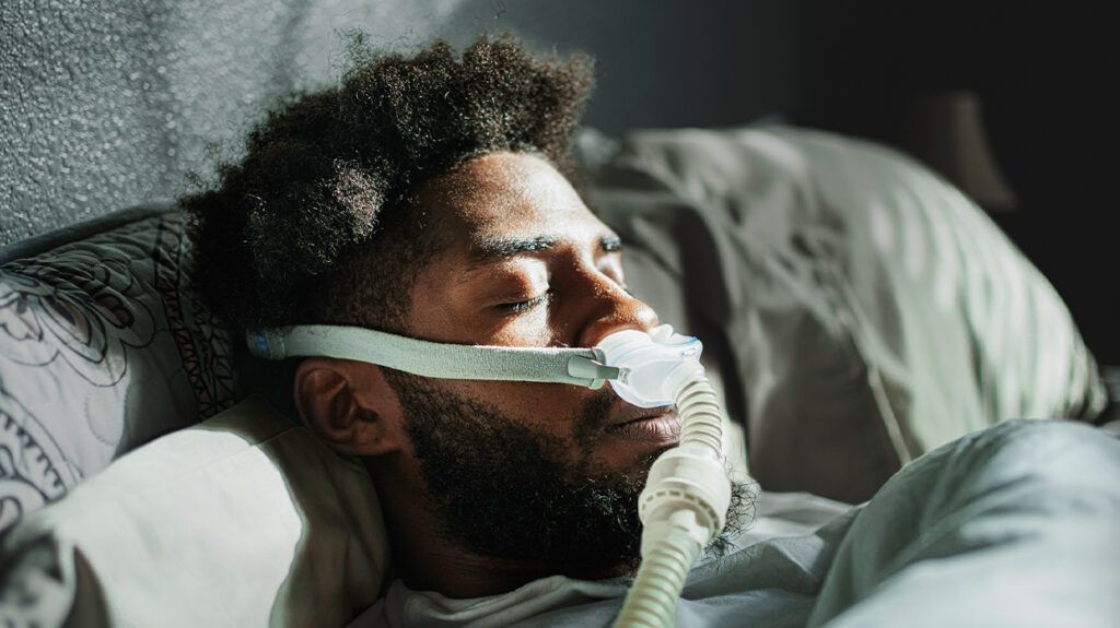 CPAP 기계에서 나온 튜브를 얼굴에 꽂은 남자.-2
