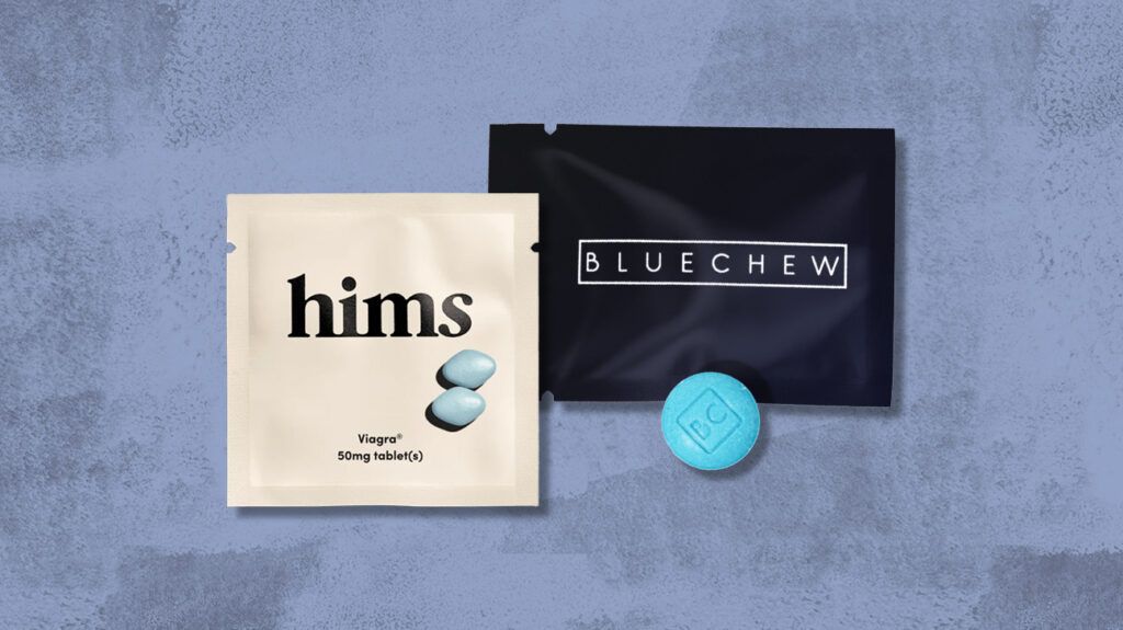 진한 파란색 배경에 분리된 Bluechew 및 Hims Ed 약물 패킷