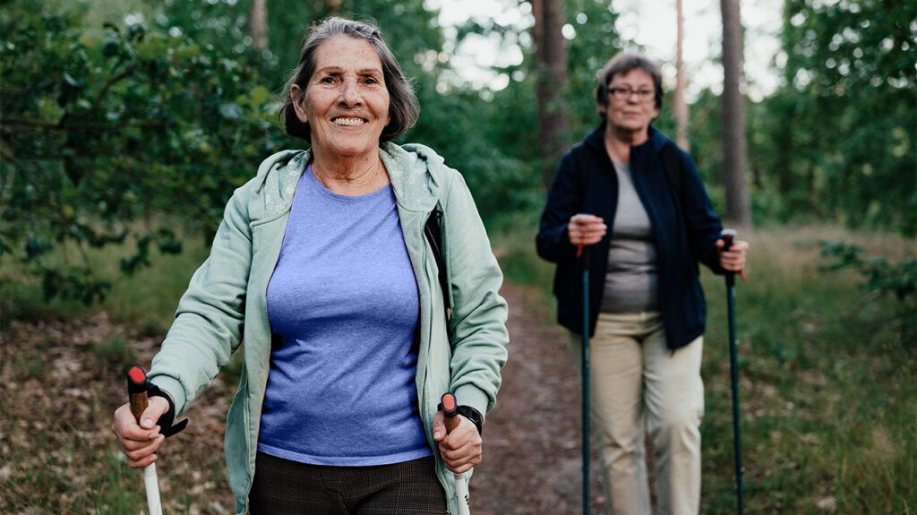 Dos ancianas blancas caminando por el bosque