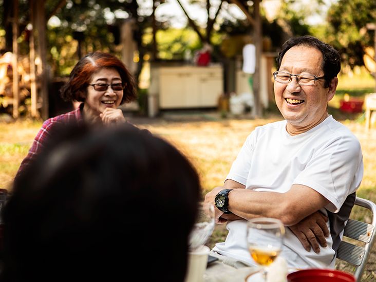 함께 식사를 즐기는 노인들