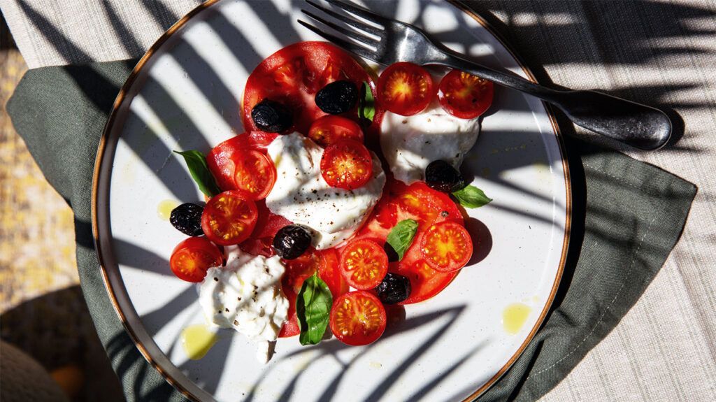 đĩa mozzarella, cà chua, ô liu và húng tiêu