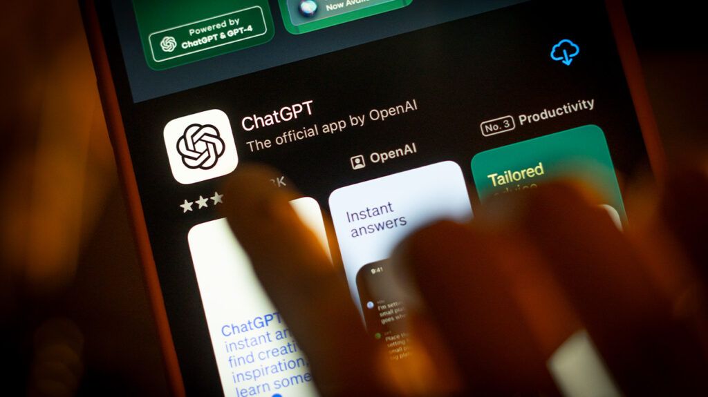 모바일에서 ChatGPT를 사용하려는 사람-1.