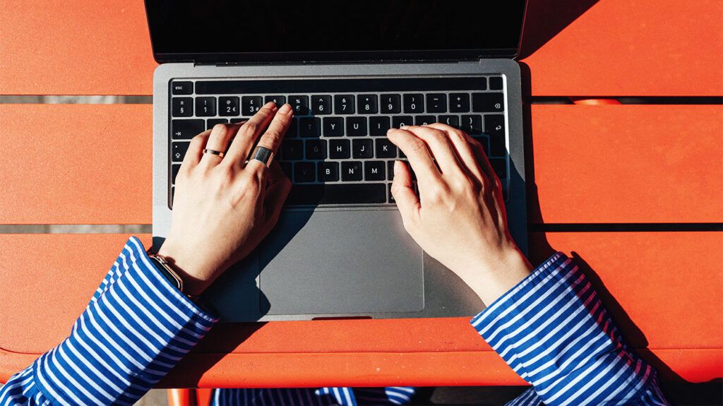 키보드를 치는 사람의 손 1