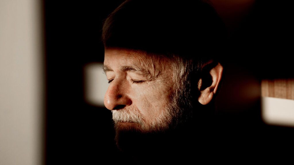 A man closes his eyes as the sun shines on his midface