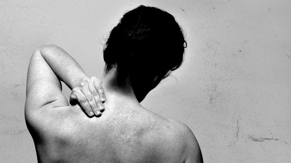 Upper left back pain: Causes, home remedies, and seeking help