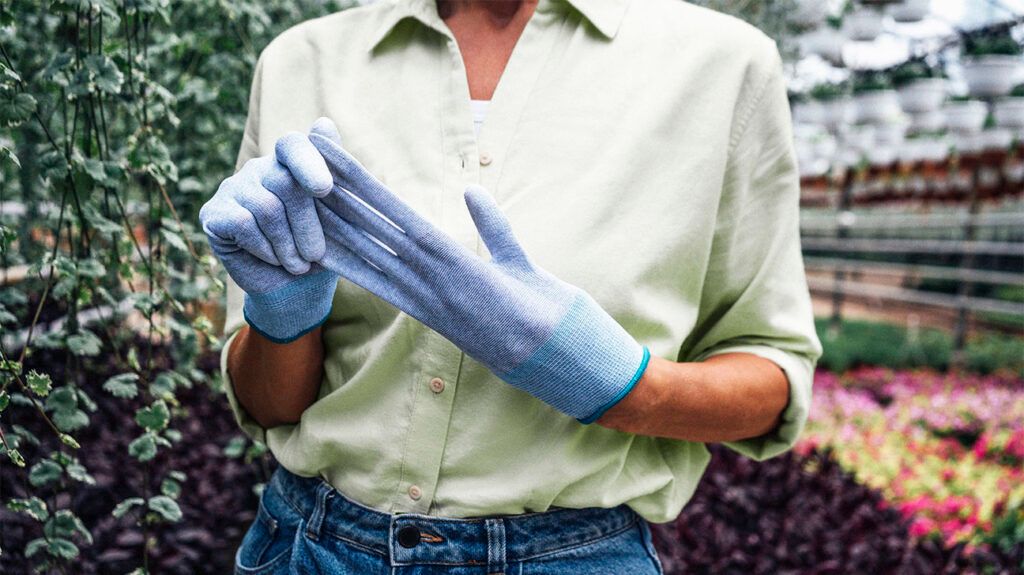 Warm hands: 9 causes and how to treat them Warm hands: 9 causes and how to treat them