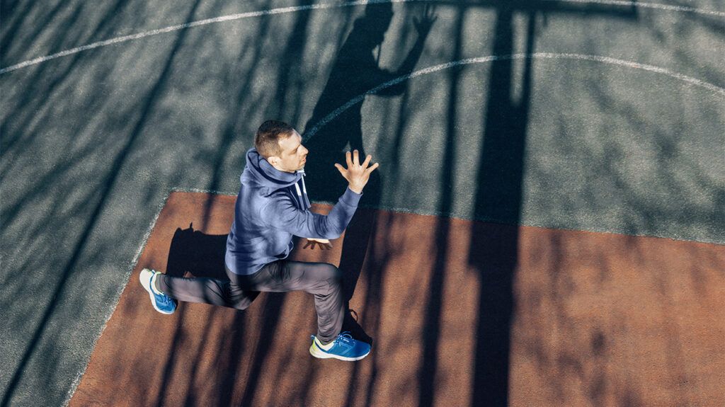 운동장에서 운동하는 사람.