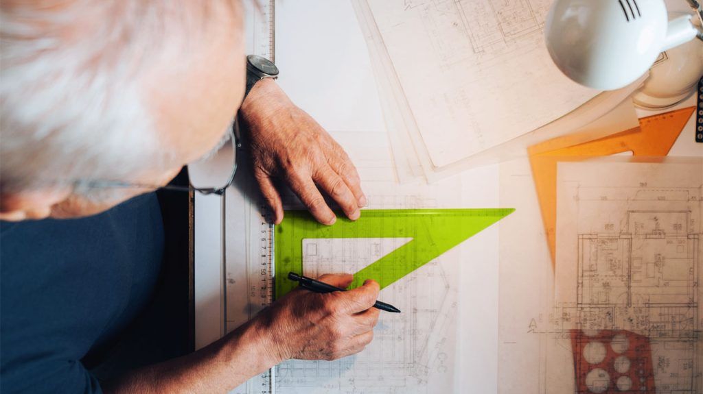 나이 든 백인 남성이 삼각형으로 선을 그리고 있다.<BR>