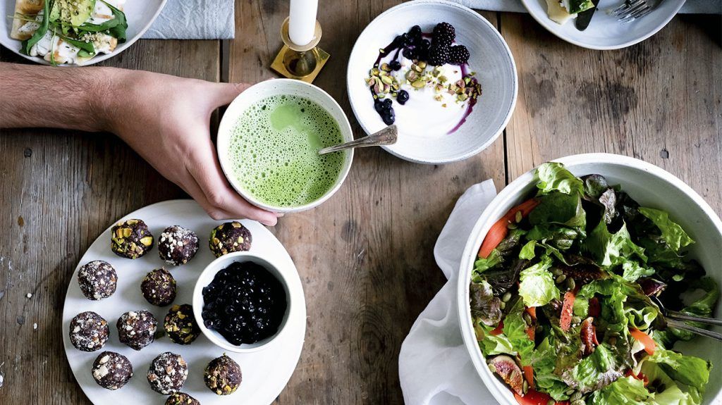 식물성 식품이 많이 포함된 식사를 하는 사람.