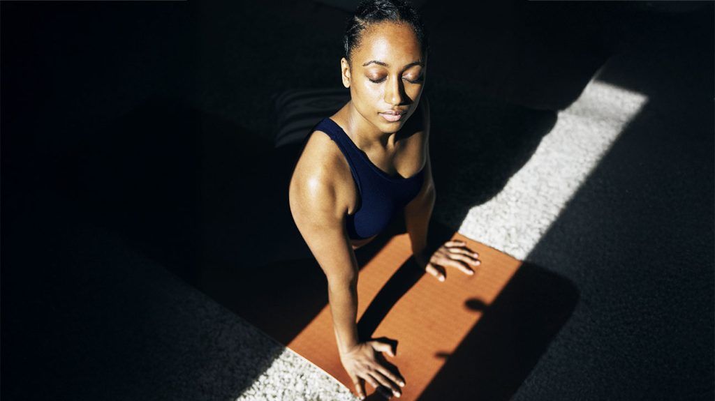 Người phụ nữ da đen đang tập yoga hoặc kéo căng cơ