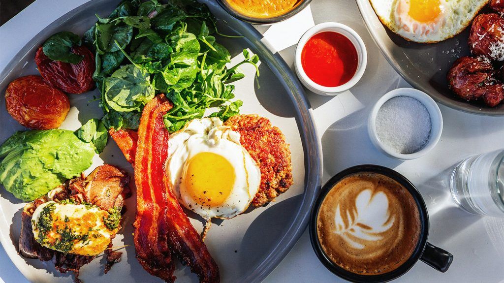 다진 소고기, 아보카도, 베이컨, 할루미 치즈, 토마토, 시금치를 넣은 케토 아침 식사