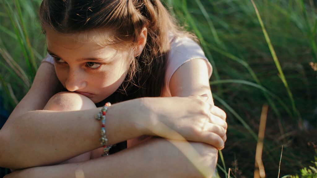 una niña con trastorno de estrés postraumático