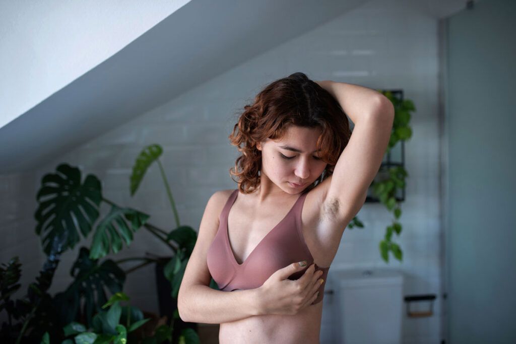 What does pain under the left armpit mean for a female?