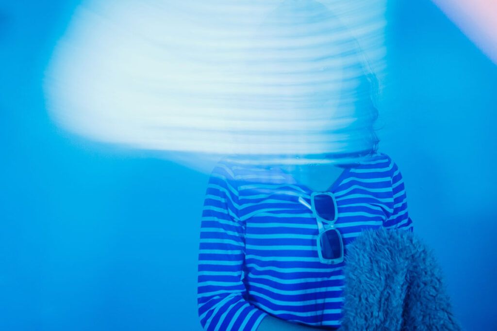 Woman behind blurred light symbolizing brain fog symptoms